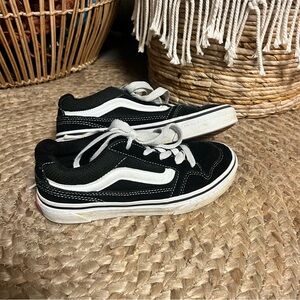 Vans Youth Size 2 Skater Blk/Wht Lace Up Low Top Athletic School Shoes